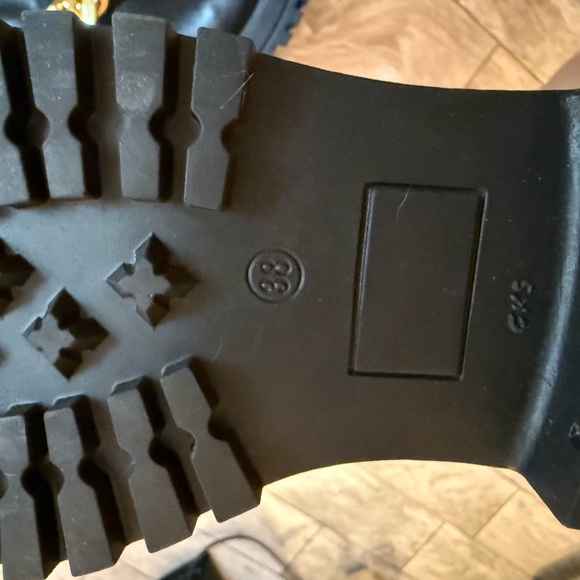 New! Steve Madden Black Leather Boots with Gold Chain - Picture 6 of 6